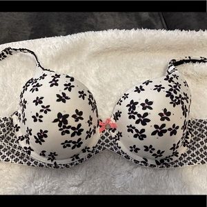 Victoria Secrets
Lined Demi Bra